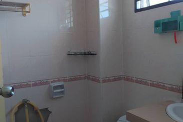 Semi D 2 Tingkat Kampung Batu 3 Binjai Kemaman (Untuk Dijual)