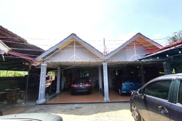 Land and nice house with a lot room at Kampung Ujong Permatang Kuala Selangor