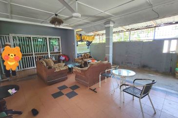 Land and nice house with a lot room at Kampung Ujong Permatang Kuala Selangor
