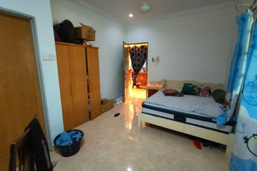 Land and nice house with a lot room at Kampung Ujong Permatang Kuala Selangor