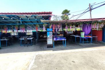 Land and nice house with a lot room at Kampung Ujong Permatang Kuala Selangor