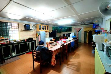 Land and nice house with a lot room at Kampung Ujong Permatang Kuala Selangor