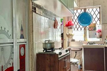 Rose Apartment, Taman Saujana Utama