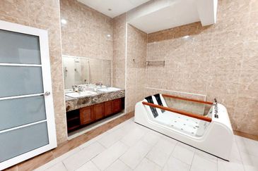 Nice big and elegant Banglo Bukit Jelutong Shah Alam