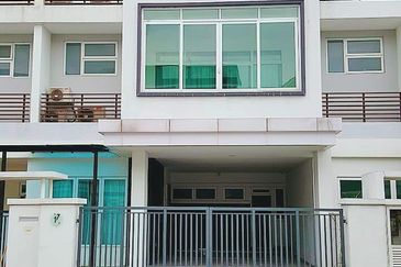 Nice Lagenda Waterfront 2 storey Terrace Bukit Jelutong