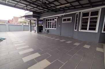 SEKSYEN 8, SHAH ALAM - Semi - D, 1.5 Storey house