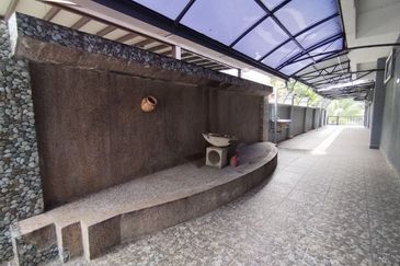 SEKSYEN 8, SHAH ALAM - Semi - D, 1.5 Storey house