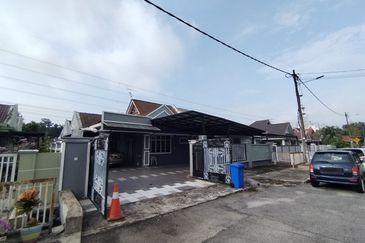 SEKSYEN 8, SHAH ALAM - Semi - D, 1.5 Storey house