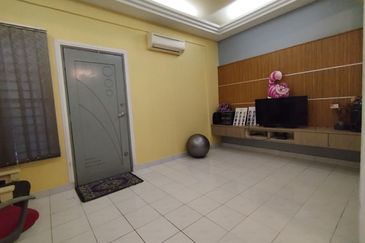SEKSYEN 8, SHAH ALAM - Semi - D, 1.5 Storey house