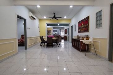 SEKSYEN 8, SHAH ALAM - Semi - D, 1.5 Storey house