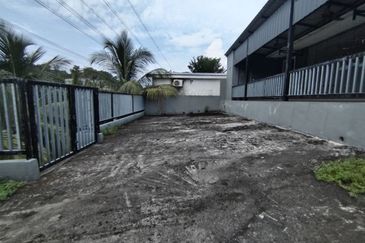 SEKSYEN 8, SHAH ALAM - Semi - D, 1.5 Storey house