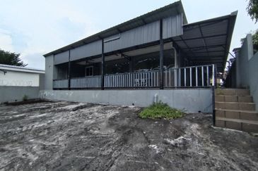 SEKSYEN 8, SHAH ALAM - Semi - D, 1.5 Storey house
