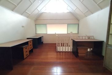 SEKSYEN 8, SHAH ALAM - Semi - D, 1.5 Storey house