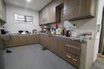 SEKSYEN 8, SHAH ALAM - Semi - D, 1.5 Storey house