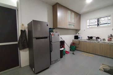 SEKSYEN 8, SHAH ALAM - Semi - D, 1.5 Storey house