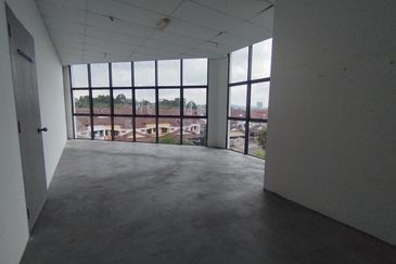 EMBAYU, SUBANG 2, Taman Subang Murni - 3 Storey Shop Lot ( Corner Lot)
