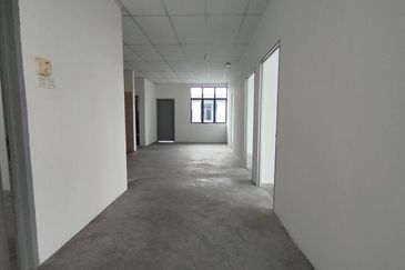 EMBAYU, SUBANG 2, Taman Subang Murni - 3 Storey Shop Lot ( Corner Lot)