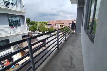 EMBAYU, SUBANG 2, Taman Subang Murni - 3 Storey Shop Lot ( Corner Lot)