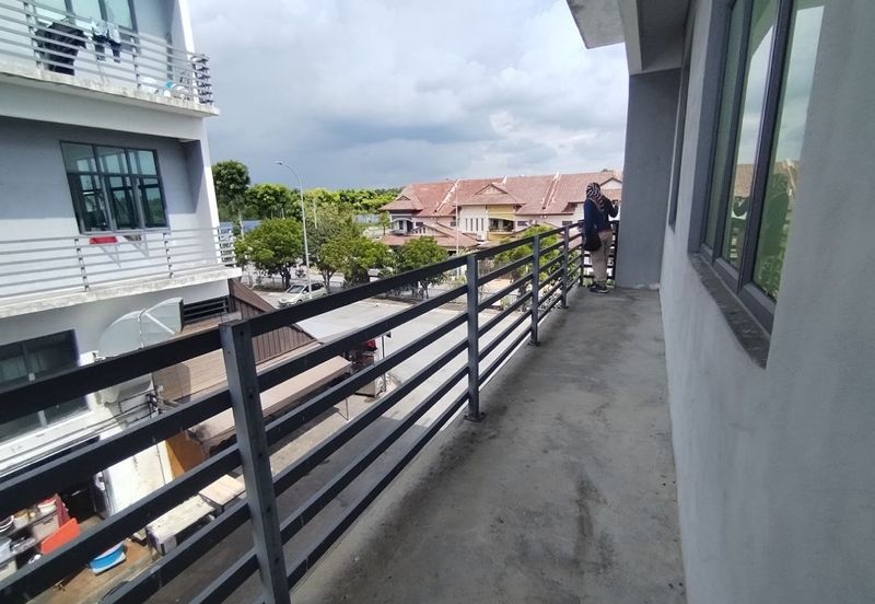 EMBAYU, SUBANG 2, Taman Subang Murni - 3 Storey Shop Lot ( Corner Lot)