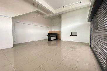 EMBAYU, SUBANG 2, Taman Subang Murni - 3 Storey Shop Lot ( Corner Lot)