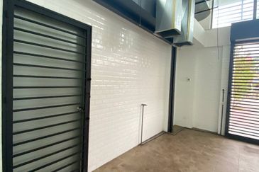 EMBAYU, SUBANG 2, Taman Subang Murni - 3 Storey Shop Lot ( Corner Lot)