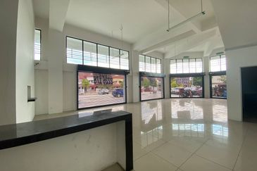 EMBAYU, SUBANG 2, Taman Subang Murni - 3 Storey Shop Lot ( Corner Lot)
