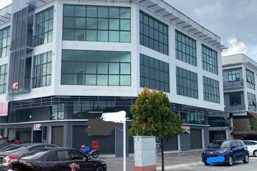 EMBAYU, SUBANG 2, Taman Subang Murni - 3 Storey Shop Lot ( Corner Lot)