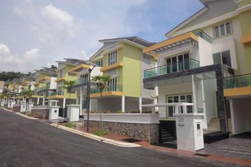 Bayu Kemensah, Twin Palm Kemensah, Emery Kemensah