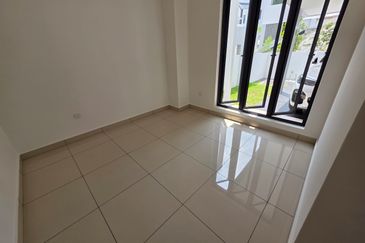 East 57 (Residensi Laman Timur)