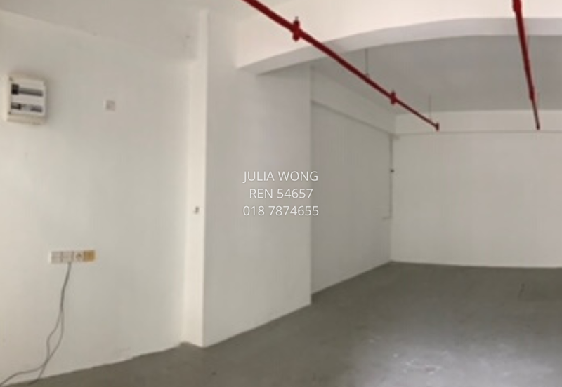 Ground floor, corner shop-office for rent
