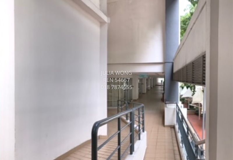 Ground floor, corner shop-office for rent