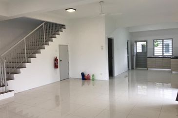 CORNER HOUSE FOR RENT 