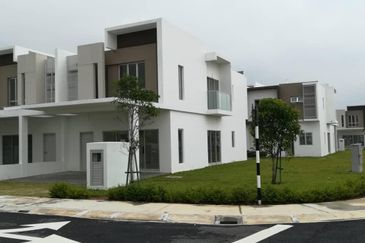 CORNER HOUSE FOR RENT 