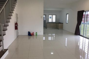 CORNER HOUSE FOR RENT 