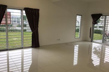 CORNER HOUSE FOR RENT 