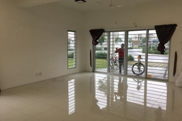 CORNER HOUSE FOR RENT 