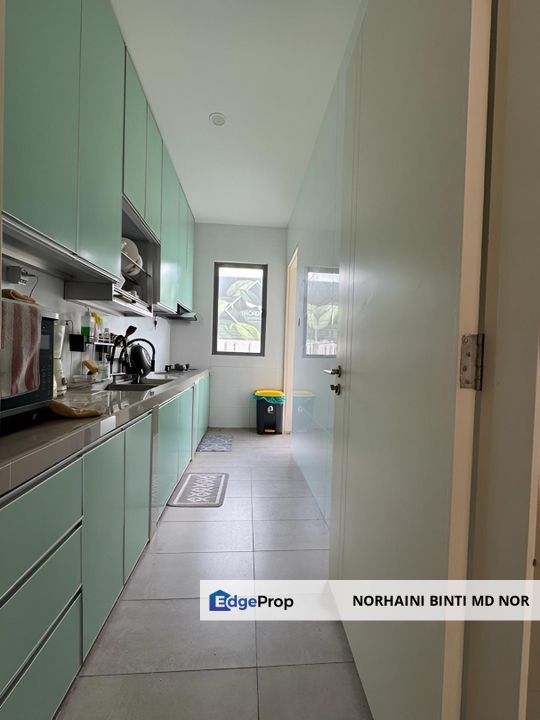 3 Storey Semi D at Broadleaf Residences, Kota Kemuning Shah Alam For Sale. Basic Unti - Prime location, Selangor, Kota Kemuning