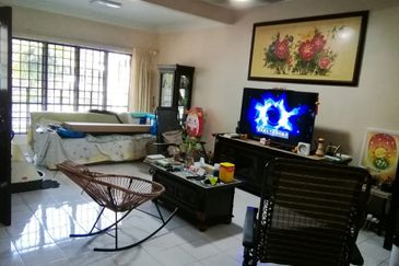 Jalan Anggerik Tania