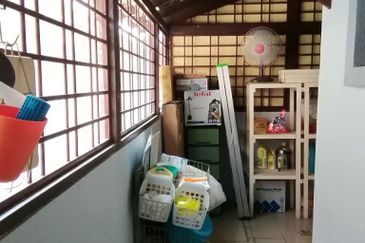 Jalan Anggerik Tania