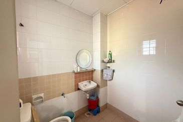 2 storey nlot renovated  kota kemuning 