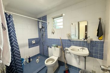 2 storey nlot renovated  kota kemuning 