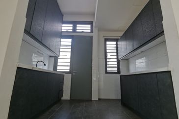 End Lot Alam Impian Aquina Renovated for sale