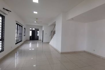 End Lot Alam Impian Aquina Renovated for sale