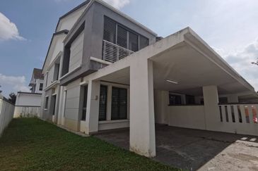 End Lot Alam Impian Aquina Renovated for sale