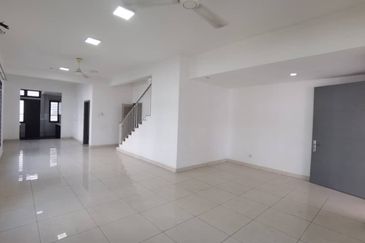 End Lot Alam Impian Aquina Renovated for sale