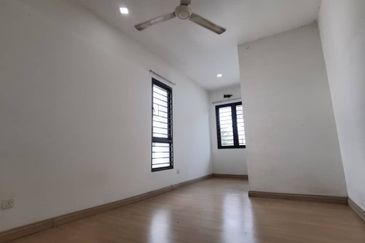 End Lot Alam Impian Aquina Renovated for sale