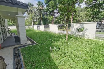 Jalan Anggerik Eria 