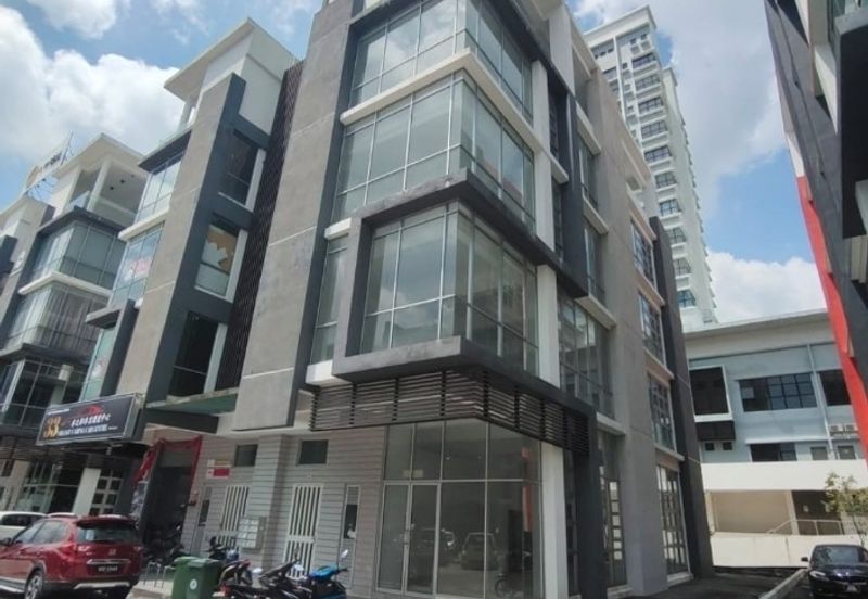 4 & Half Storey Semi-D Shop Office For Sale