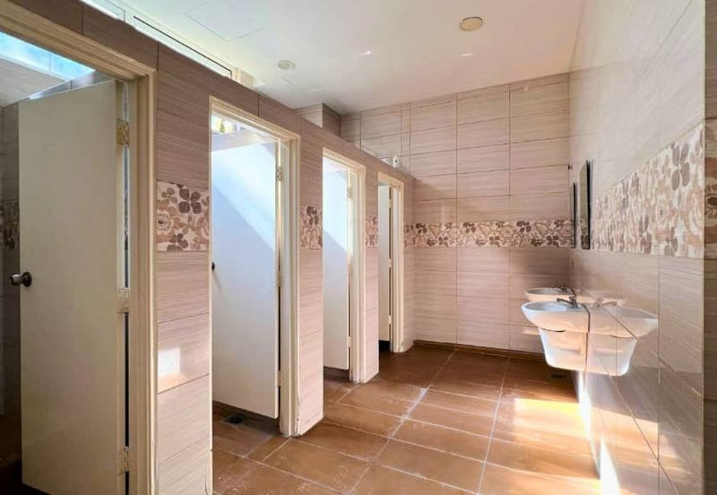 Easy Access Hot Sport Office Tower!