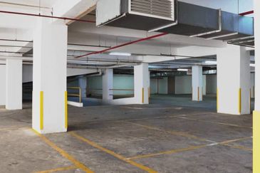 Easy Access Hot Sport Office Tower!